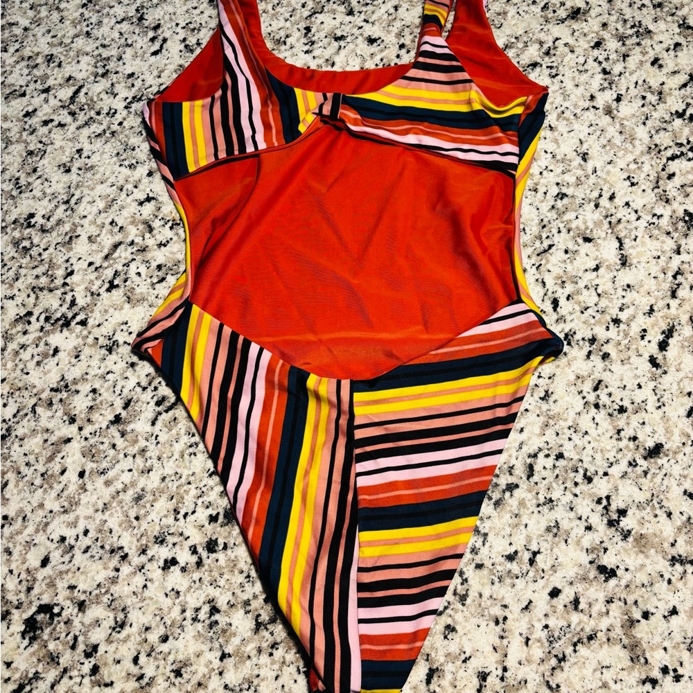 NWOT RVCA one piece - Picture 2 of 3